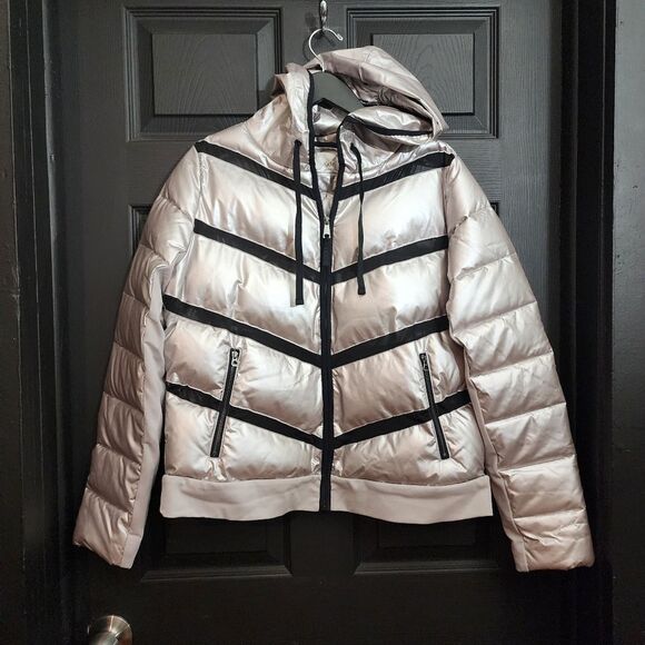 zuda Quilted Silver Pearlized Puffer Jacket with Hood - Picture 3 of 16